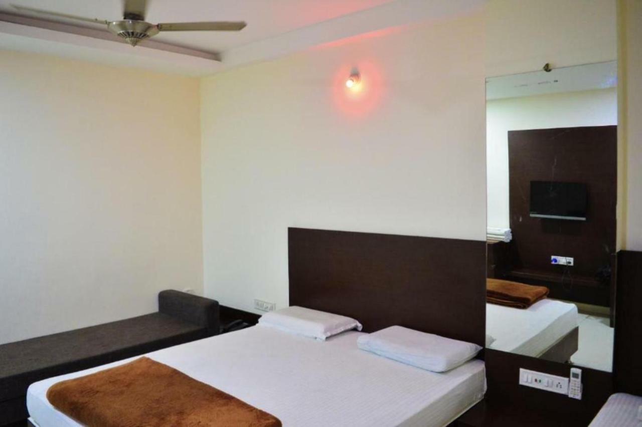 Hotel Maheshwari Avenue ウッジャイン エクステリア 写真